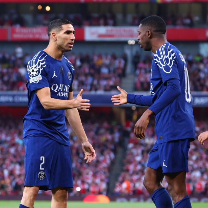 Achraf Hakimi dan Ousmane Dembele berinteraksi saat PSG mengalahkan Arsenal 1-0 di leg pertama semifinal UCL 2025 di Emirates Stadium, 30 April 2025.