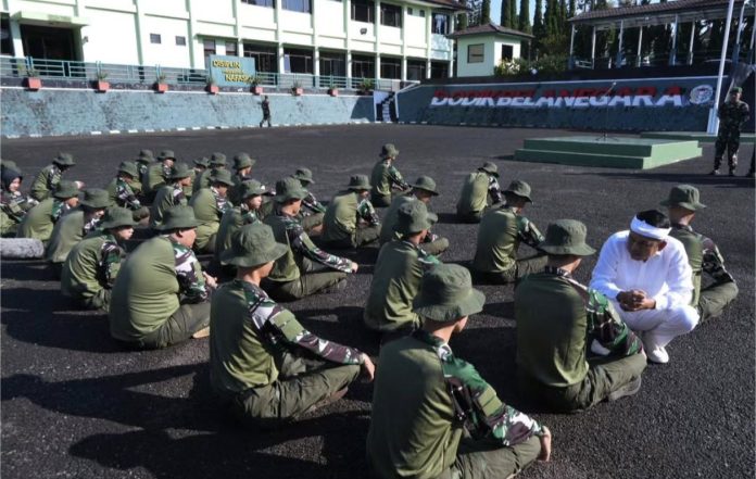 Dedi Mulyadi mengunjungi Dodik Bela Negara Rindam III/Siliwangi di Bandung untuk memantau program barak militer pada 2 Mei 2025.