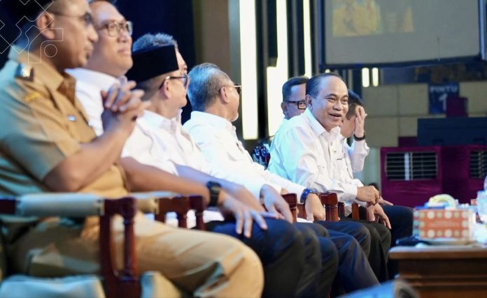 Menko Pangan Zulkifli Hasan, Menteri Koperasi Budi Arie Setiadi, Gubernur Jawa Tengah Ahmad Luthfi, dan pejabat lainnya pada acara Dialog Percepatan Musyawarah Desa/Kelurahan untuk pembentukan Koperasi Merah Putih di Holy Stadium, Semarang, pada 6 Mei 2025.