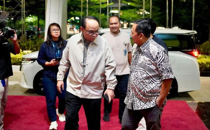 Menteri Koperasi Budi Arie Setiadi tiba di lokasi dengan didampingi sejumlah staf dan awak media, saat menjalankan tugas kenegaraan mewakili Presiden Prabowo menghadiri pelantikan Paus Leo XIV di Vatikan pada 18 Mei.