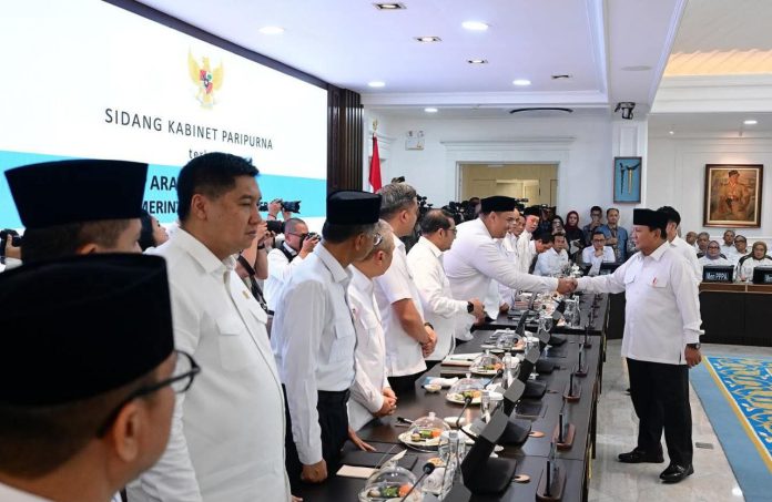 Presiden Prabowo Subianto memimpin rapat paripurna pada 5 Mei 2025 di Istana Negara untuk membahas kunjungan Bill Gates dan program Makan Bergizi Gratis.