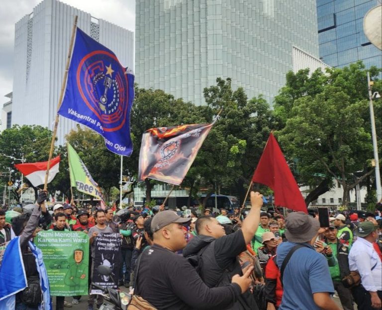 Demo Ojol Aksi 205 Padati Patung Kuda Jakarta, Tuntut Keadilan Tarif dan Regulasi