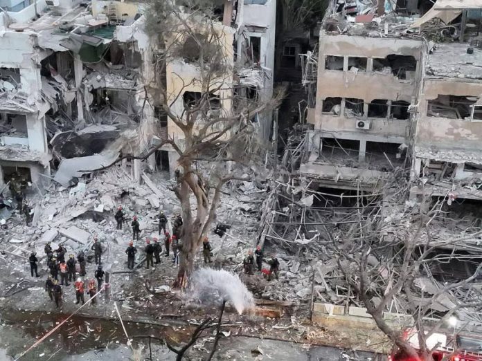 Kehancuran kota terlihat di kota Tel Aviv akibat rudal dari Iran.