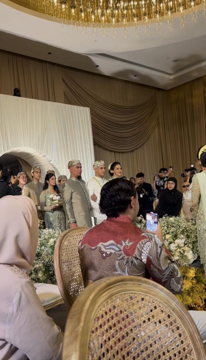 Al Ghazali didampingi Ahmad Dhani dan Maia Estianty saat Prosesi akad nikah.