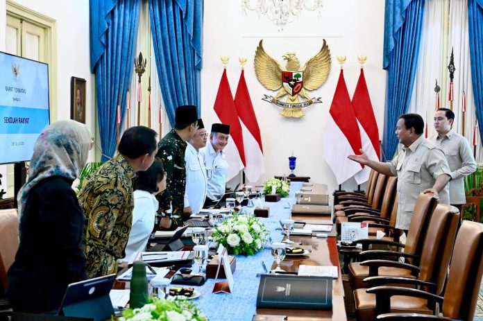Presiden Prabowo Subianto memimpin rapat terbatas bersama Wapres Gibran dan para menteri Kabinet Merah Putih di Istana Merdeka, Jakarta, Selasa (29/7/2025), membahas penyelenggaraan Sekolah Rakyat Rintisan Tahun Ajaran 2025–2026.