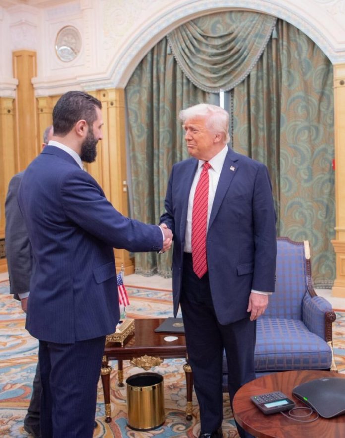 Presiden Donald Trump bertemu dengan Presiden Suriah Ahmed al-Sharaa pada sebuah acara di Arab Saudi pada Mei 2025 kemarin.