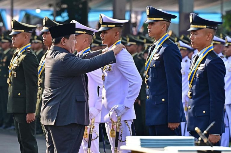 Prabowo Pimpin Pelantikan 2.000 Perwira TNI-Polri, Disambut Yel-yel hingga Sujud Syukur