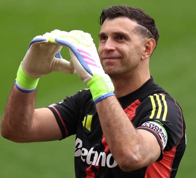 Andre Onana Sembuh, MU Urung Rekrut Kiper Baru? Emiliano Martinez Siap Merapat ke Old Trafford