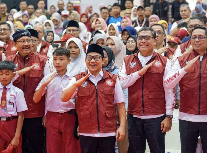 Mensos Gus Ipul, Cak Imin, Hasan Nasbi, dan lainnya resmi memulai MPLS Sekolah Rakyat di 63 sekolah serentak di seluruh Indonesia, pada Senin, 14 Juli 2025. Acara pembukaan di Sekolah Rakyat Menengah Pertama 10 Kabupaten Bogor, Jawa Barat.