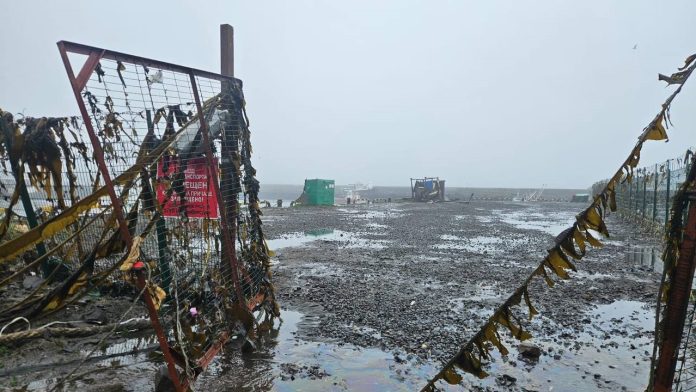 Air mulai surut di pesisir Pantai Kamchatka setelah tsunami akibat gempa M 8,7 yang mengguncang Rusia, menyebabkan kerusakan parah pada pelabuhan dan infrastruktur perikanan.