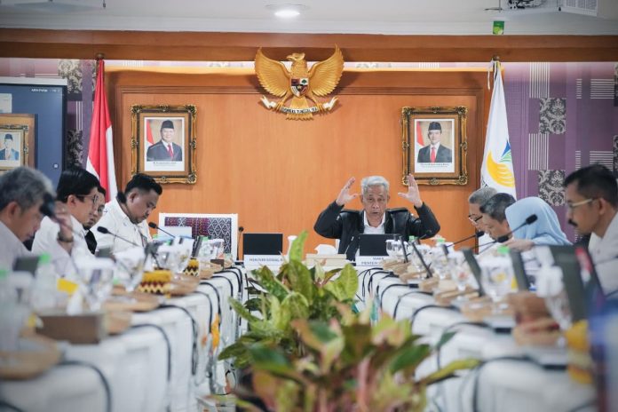 Wamensos Agus Jabo Priyono menyampaikan pembentukan Gugus Tugas Pengendalian Operasional Sekolah Rakyat dalam rapat di Kantor Kemensos, Jakarta, Rabu (27/8/2025).