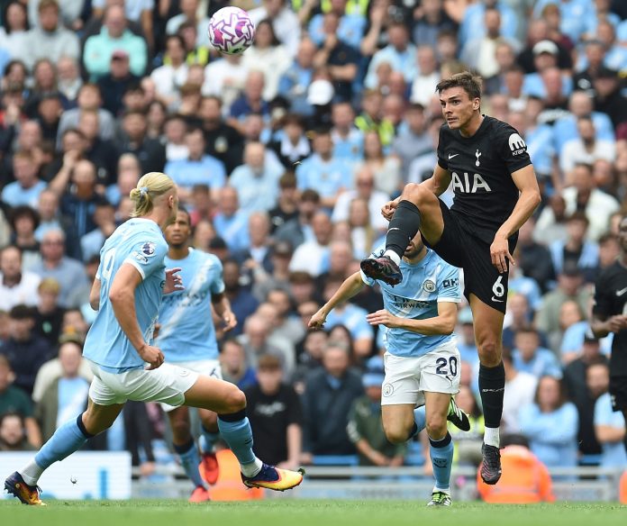 Pemain Manchester City dan Tottenham Hotspur berebut bola udara pada laga yang dimenangkan Spurs 2-0 di Etihad Stadium, Sabtu (23/8/2025).