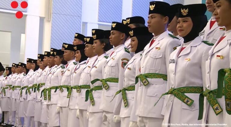Pengukuhan 76 Paskibraka Nasional di Istana Negara: Siap Bertugas pada HUT ke-80 RI