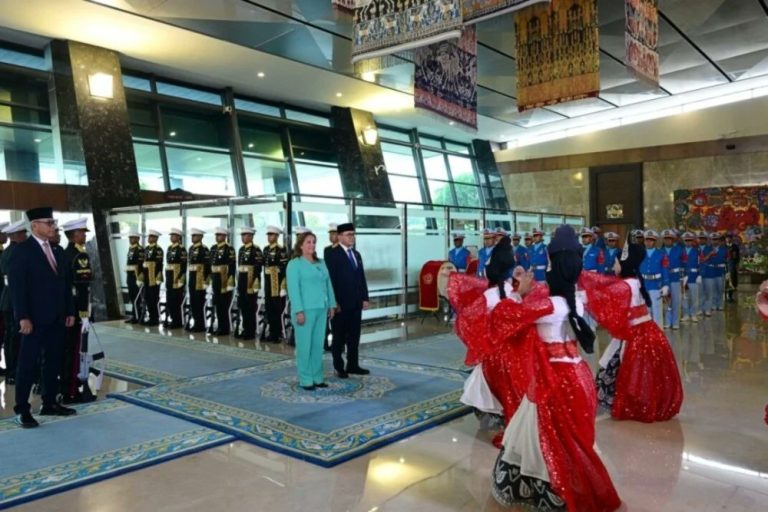 Prabowo Sambut Dina Boluarte di Jakarta, Anugerahkan Bintang Republik Indonesia Adipurna