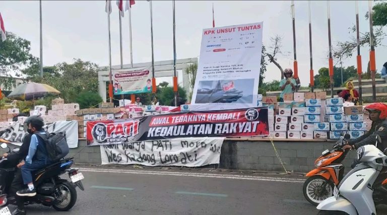Puluhan Ribu Warga Padati Alun-Alun Pati, Desak Bupati Sudewo Mundur