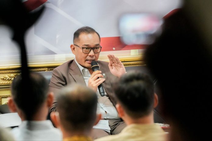 Wamen Investasi dan Hilirisasi Todotua Pasaribu saat menjadi narasumber dalam Diskusi Publik Berani Bicara #4 bertajuk 'Akankah Realisasi Investasi 2025 Capai Target?' di Rumah Besar Gatotkaca, Kebayoran Baru, Rabu (27/8/2025).