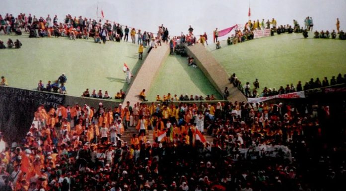 Ribuan mahasiswa menduduki Gedung DPR/MPR RI, Senayan, Jakarta, 19 Mei 1998. Momentum reformasi ini menjadi simbol perlawanan rakyat terhadap privilese elite dan ketidakadilan, situasi yang bergema kembali dalam gelombang demonstrasi 2025.