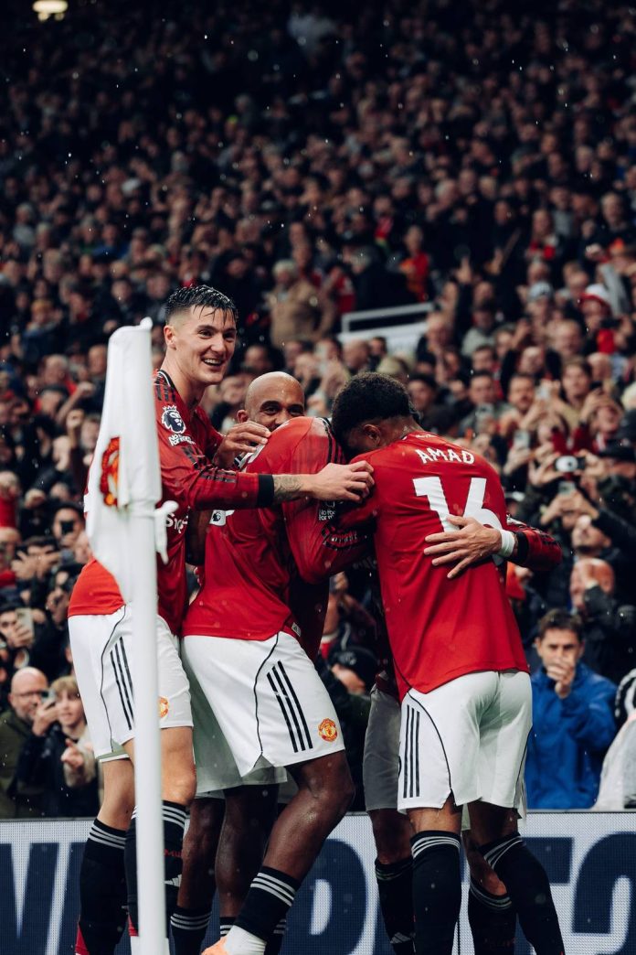 Pemain Manchester United merayakan gol Bruno Fernandes pada menit ke-14 yang sempat ditinjau VAR saat menghadapi Chelsea pada pekan kelima Liga Primer, Sabtu (20/9/2025).