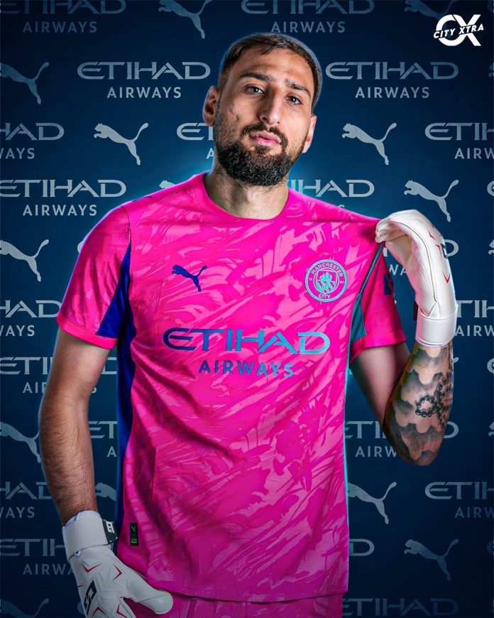 Kiper Italia Gianluigi Donnarumma resmi bergabung dengan Manchester City dengan nilai transfer sekitar €35 juta dari Paris Saint-Germain.