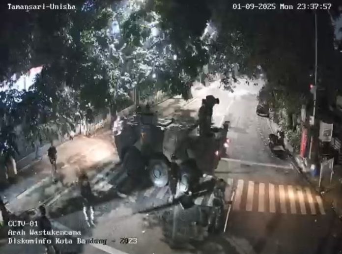 Aparat menembakkan gas air mata hingga masuk ke area kampus utama Unisba saat penyergapan demonstrasi, Selasa (2/9/2025).