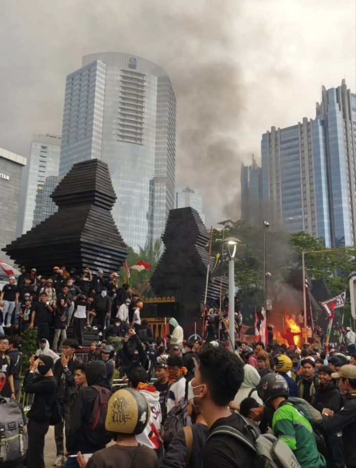 Demo yang berujung ricuh di depan Polda Metro Jaya pada 28 Agustus diikuti oleh buruh, mahasiswa, ojol, dan masyarakat sipil.