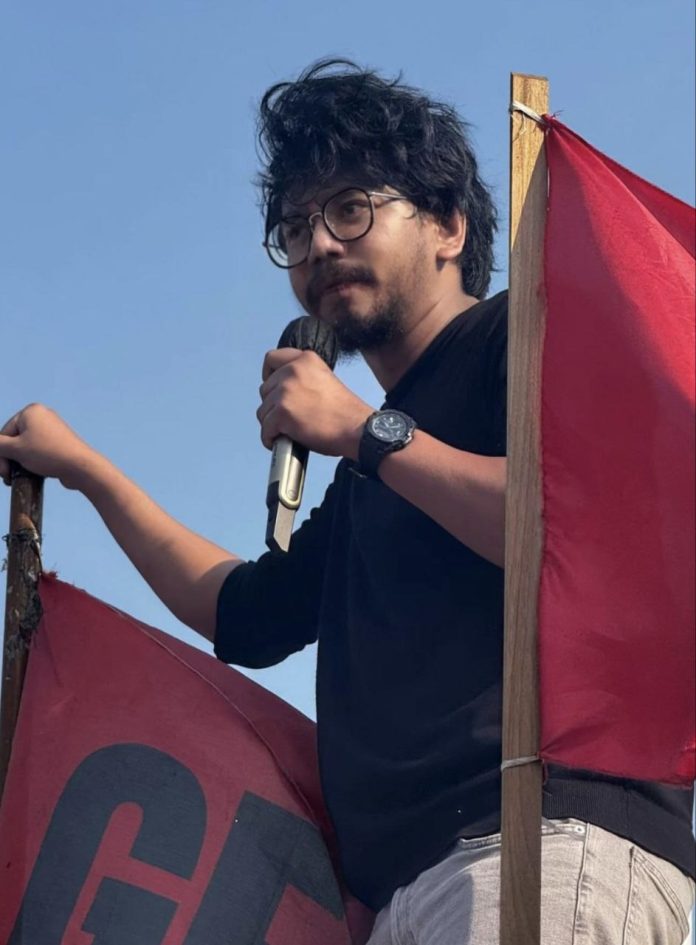 Ferry Irwandi saat aksi di depan DPR menyuarakan tuntutan 17+8, mendesak pemerintah agar segera ambil tindakan, Senin (1/9/2025).