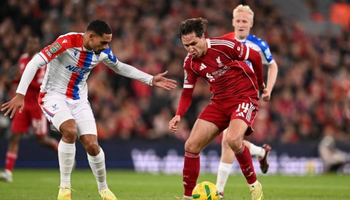Momen pemain Liverpool, Federico Chiesa, berusaha melewati pemain Crystal Palace dalam laga putaran keempat Carabao Cup 2025/2026. Liverpool kalah 0–3 dari Crystal Palace di Anfield, Kamis (30/10/2025).