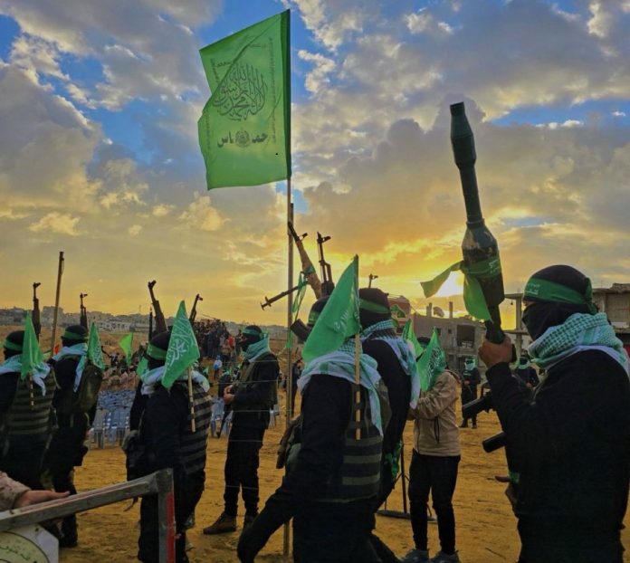 Tentara Hamas mengibarkan bendera di Gaza. Israel dan Hamas menyepakati tahap pertama rencana perdamaian yang diumumkan Donald Trump, Rabu (8/10/2025).