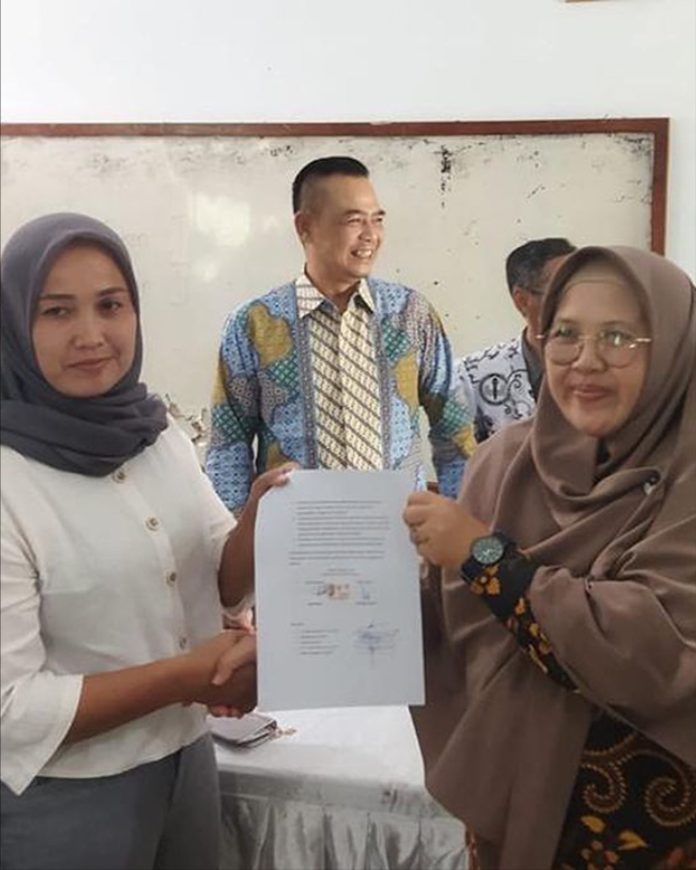 Kepala SMAN 1 Cimarga Dini Fitria dan orang tua siswa Tri Indah Alesti menandatangani surat perdamaian setelah kasus dugaan penamparan diselesaikan secara kekeluargaan, Kamis (16/10/2025).