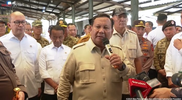 Presiden Prabowo Subianto menghadiri penyerahan enam smelter hasil rampasan negara kepada PT Timah Tbk di kawasan PT Tinindo Internusa, Pangkalpinang, Bangka Belitung, Senin (6/10/2025).