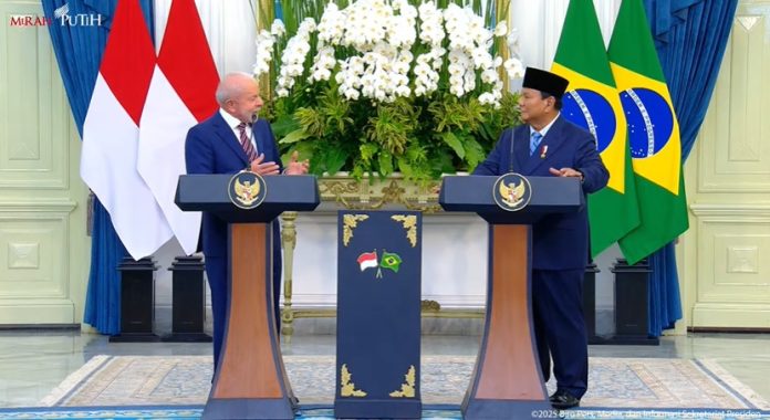 Presiden Prabowo Subianto berbincang dengan Presiden Brasil Luiz Inácio Lula da Silva saat pertemuan bilateral di Istana Merdeka, Jakarta, Kamis (23/10/2025).