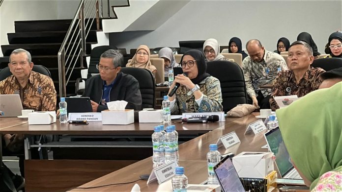 Ketua Pelaksana Harian Tim Koordinasi, Nanik Sudaryati Deyang, memimpin rapat pembentukan lima pokja percepatan pelaksanaan Program MBG, Jumat (14/11/2025)