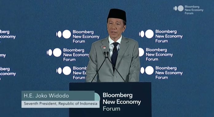 Presiden ke-7 RI Joko Widodo menyampaikan pidato pada Bloomberg New Economy Forum 2025 di Singapura, Jumat (21/11/2025).
