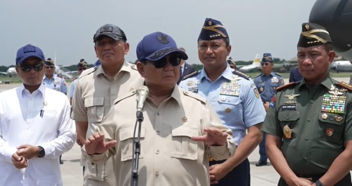 Presiden Prabowo Subianto berpidato usai menyerahkan pesawat angkut militer Airbus A400M kepada TNI Angkatan Udara di Lanud Halim Perdanakusuma, Jakarta Timur, Senin (3/11/2025).