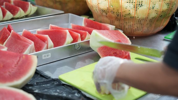 Ilustrasi Makan Bergizi Gratis. Petugas menyiapkan paket MBG di Dapur SPPG Keramas, Gianyar, Bali, Kamis (09/10/2025).