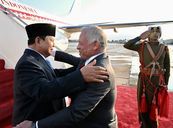 Presiden Prabowo Subianto disambut Raja Yordania Abdullah II saat tiba di Bandar Udara Militer Marka, Amman, dalam kunjungan kenegaraan pada Minggu (13/4/2025)