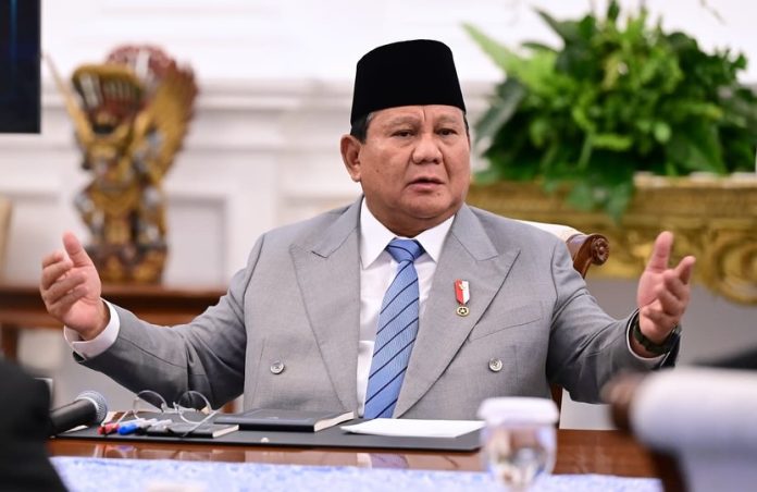 Presiden Prabowo Subianto saat memberikan arahan kepada anggota Komisi Percepatan Reformasi Polri usai pelantikan di Istana Merdeka, Jakarta, Jumat (7/11/2025).