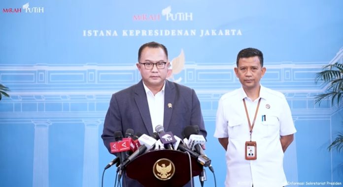Kepala BRIN Arif Satria memberikan keterangan pers usai pertemuan terbatas dengan Presiden di Istana Merdeka, Jakarta, Senin (24/11/2025)