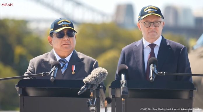 Presiden Prabowo Subianto bersama PM Australia Anthony Albanese memberikan pernyataan pers di atas Kapal HMAS Canberra, Rabu (12/11/2025).