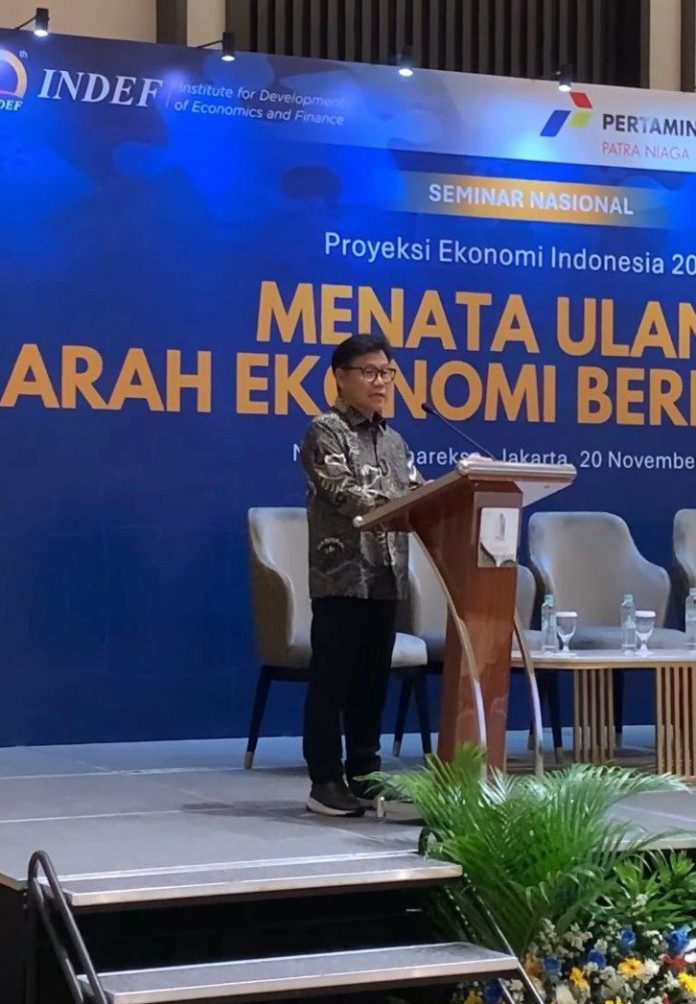 Menko PM Muhaimin Iskandar menyampaikan pandangannya dalam seminar ‘Proyeksi Ekonomi Indonesia 2026: Menata Ulang Arah Ekonomi Berkeadilan’ di Menara Danareksa, Jakarta, Kamis (20/11/2025).