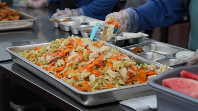 Ilustrasi menu MBG dengan lauk sayur wortel.