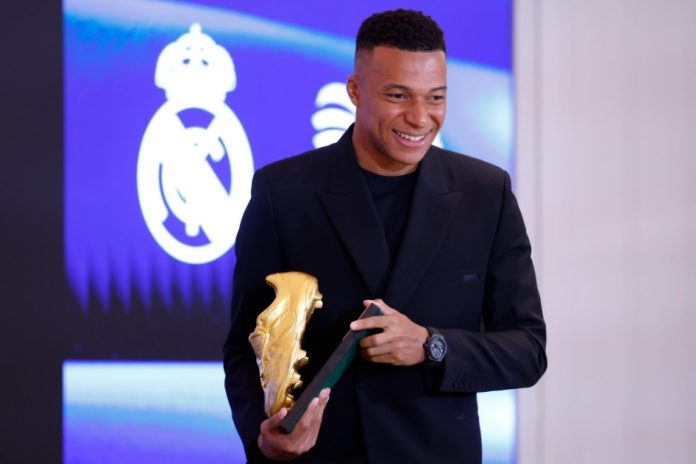 Kylian Mbappé menggugat PSG ke pengadilan buruh Paris terkait perselisihan finansial senilai lebih dari 260 juta euro.