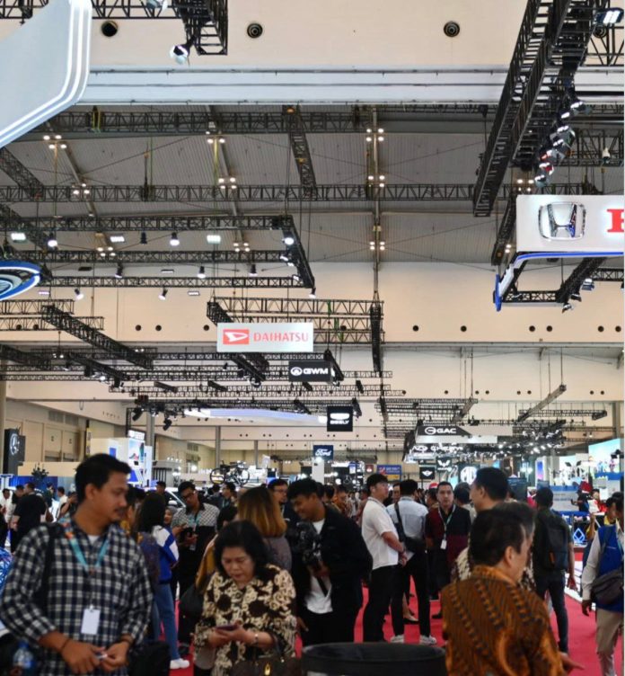 Suasana keramaian di pameran otomotif Gaikindo Jakarta Auto Week (GJAW) 2025 yang resmi dibuka di ICE BSD, Tangerang, Banten. Jumat (21/11/2025).