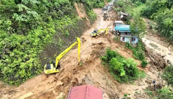 Proses percepatan pembukaan ruas jalan Tarutung, Tapanuli Utara, dan Sibolga yang terdampak banjir bandang.