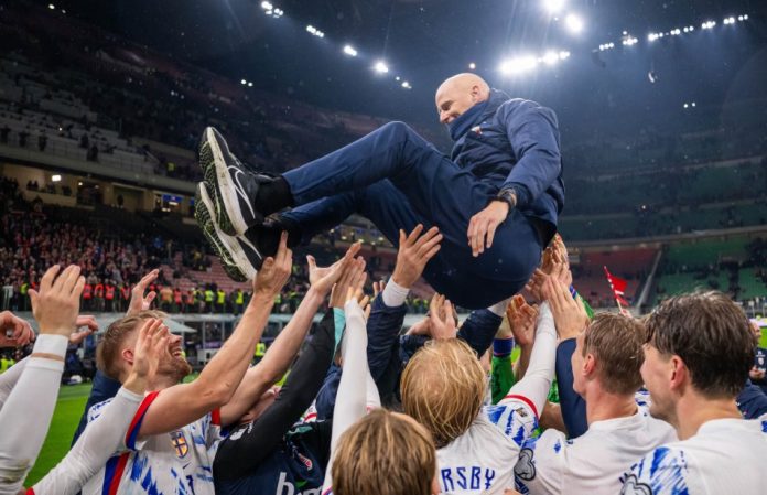 Para pemain Norwegia mengangkat pelatih mereka ke udara usai menang atas Italia di San Siro dalam laga Kualifikasi Piala Dunia 2026, memastikan tiket ke Piala Dunia 2026. Senin (17/11/2025)