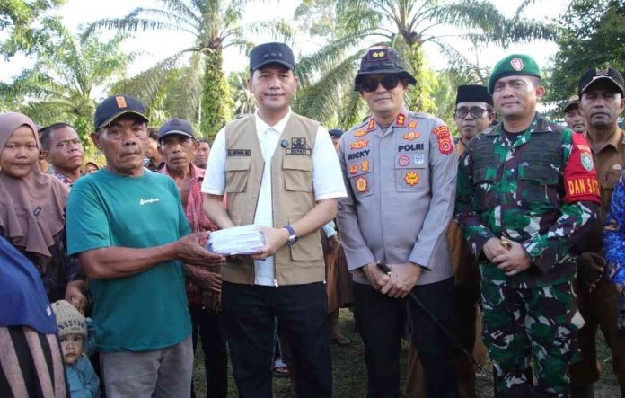 Bupati Aceh Selatan menyerahkan gajinya selama sembilan bulan sebagai donasi untuk korban banjir bandang di daerahnya.