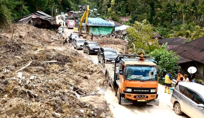 Kondisi jalur Tarutung–Sibolga pascabanjir dan longsor di Dusun Sibalanga, Desa Sibalanga, Kecamatan Adiankoting, Tapanuli Utara, Senin (1/12/2025)