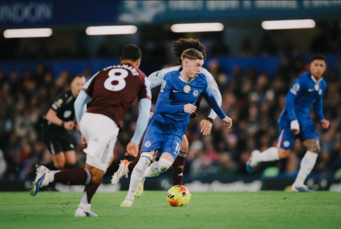 Momen Cole Palmer mencoba melewati pemain Aston Villa, dalam laga Chelsea vs Aston Villa pada lanjutan pekan ke-18 Liga Inggris di Stadion Stamford Bridge. Aston Villa menang 2-1, Minggu (28/12/2025).