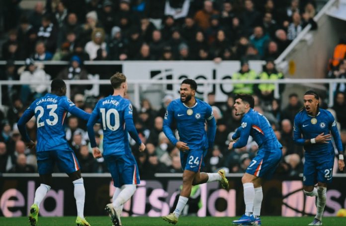 Momen Reece James merayakan golnya bersama rekan setimnya saat Chelsea menghadapi Newcastle pada pekan ke-17 Liga Primer di St James’ Park, Sabtu (20/12/2025).