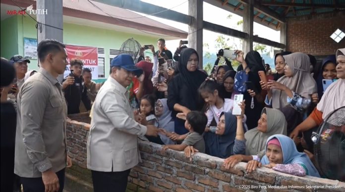 Presiden Prabowo Subianto meninjau Posko Pengungsian SD Negeri 05 Kayu Pasak, Palembayan, sekaligus melihat progres pembangunan hunian sementara (huntara) dan menyapa warga, Kamis (18/12/2025).